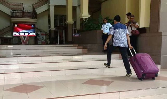 Telepon Seluler Sekpri Bupati Cirebon Disita