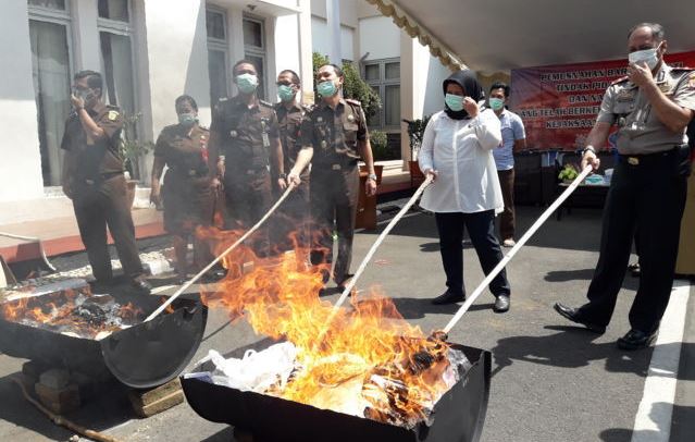 Kejari Musnahkan Barang Bukti Perkara