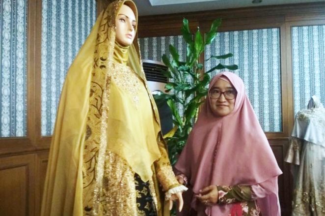Kembangkan Busana Muslimah Motif Bat
