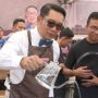 Gubernur Jabar, Ridwan Kamil saat menuangkan air untuk menyeduh kopi di acara Ngopi Saraosna Vol 6 di Gedung Sate Bandung,