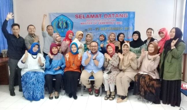 Para peserta pelatihan mc di universitas langlangbuana yang terdiri dari dosen, tenaga non kependidikan dan ikatan wanita unla (ikawula) -