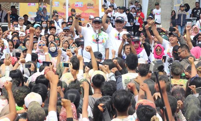 Pecahkan Rekor Baca Sumpah Pemuda Pecahkan Rekor Baca Sumpah Pemuda