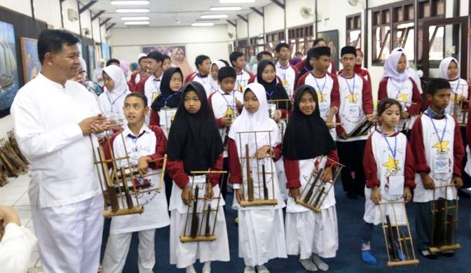 Bupati Ajak Peserta Bermain Angklung Bupati Ajak Peserta Bermain Angklung