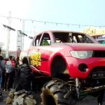 Penonton Terkesima dengan Offroad di Tengah Kota