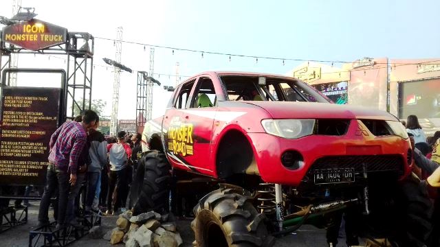 Penonton Terkesima dengan Offroad di Tengah Kota Penonton Terkesima dengan Offroad di Tengah Kota