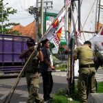 Ratusan APK Ditertibkan Bawaslu Ratusan APK Ditertibkan Bawaslu