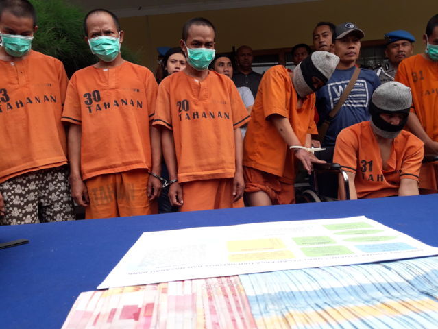 8 Perampok Spesialis Nasabah Bank Diringkus