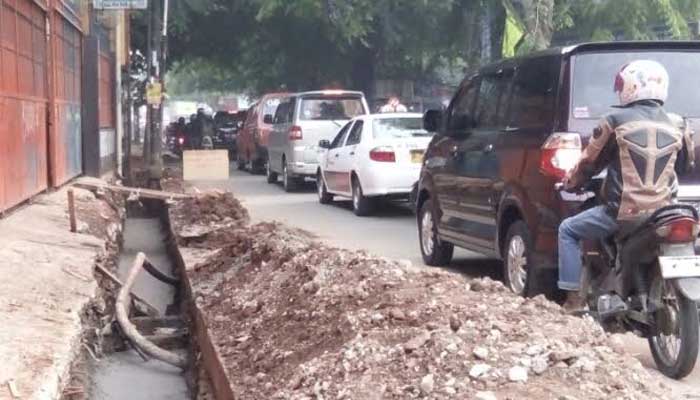 PLN Bantah Aja Jaringan Kabel Disimpan di Saluran Drainase