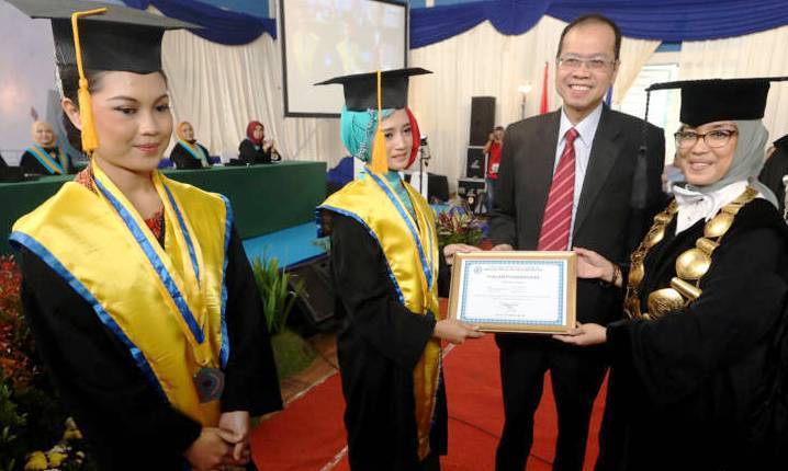 STIE Ekuitas Wisuda 364 Mahasiswa STIE Ekuitas Wisuda 364 Mahasiswa
