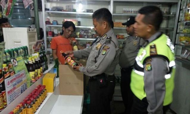 Jual Jamu, Sekaligus Edarkan Miras Jual Jamu, Sekaligus Edarkan Miras