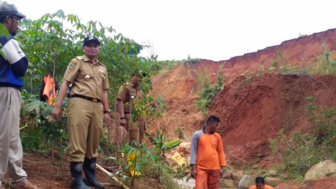 Wabup Tinjau Lokasi Longsor Arjasari