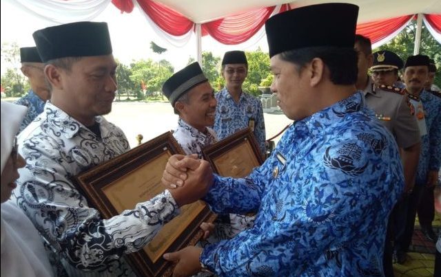 Dedikasi Setia Jadi Guru di Desa Dedikasi Setia Jadi Guru di Desa