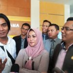 Charly-Regina, Diobati Liburan ke Eropa