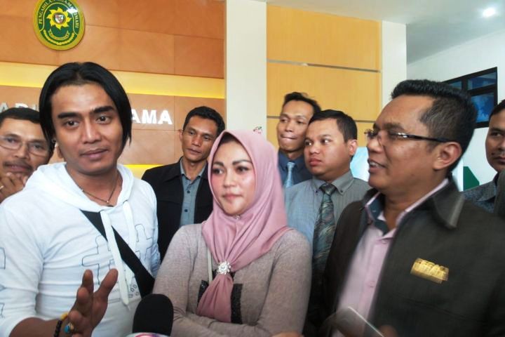 Charly-Regina, Diobati Liburan ke Eropa