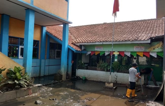 Lumpur Hitam Kepung SDN Bojongasih 01