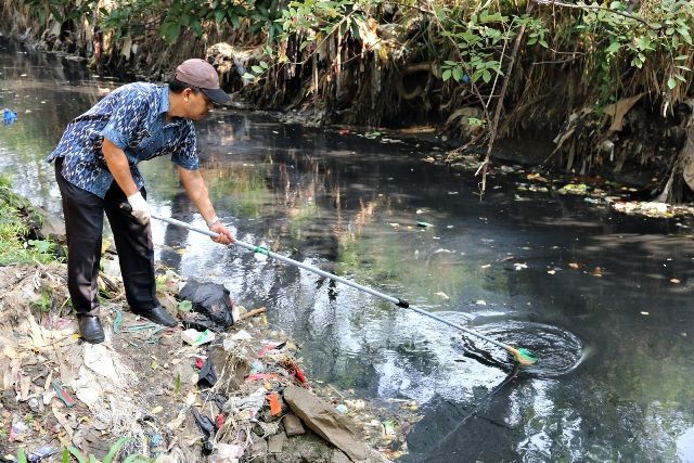 Anak Sungai Citarum Tercemar Limbah