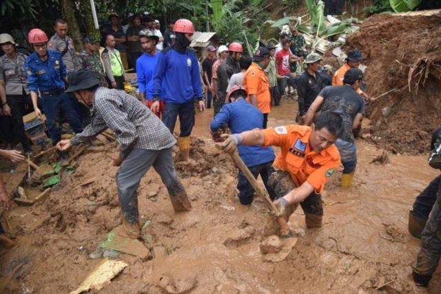 Tiga Rumah Tertimbun Longsor, Empat Orang Meninggal Dunia Tiga Rumah Tertimbun Longsor, Empat Orang Meninggal Dunia