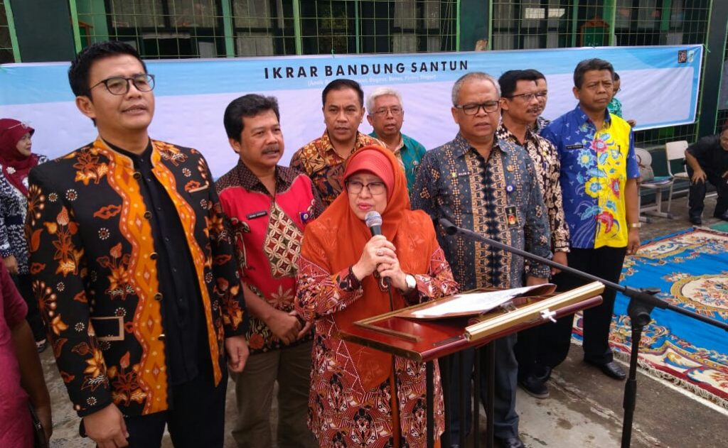 Pelajar Kota Bandung Tangkal LGBT dengan Ikrar Bandung Santun Pelajar Kota Bandung Tangkal LGBT dengan Ikrar Bandung Santun