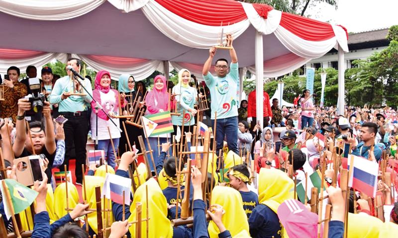 Lima Ribu Peserta Bermain Angklung
