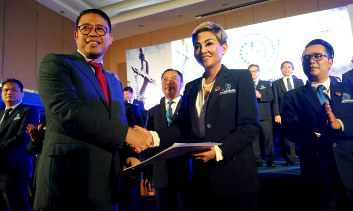 Wenda Aluwi Wanita Ketua Terpilih AAI Bandung: Advokat Harus Melek Teknologi Penyerahan SK- AAI Bandung