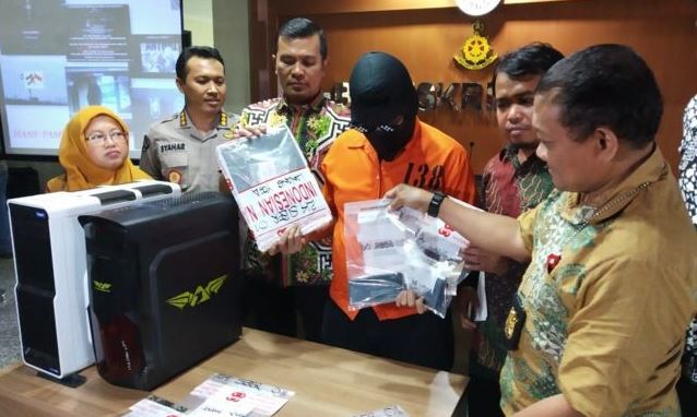 4 Remaja Retas 100 Situs Pemerintahan 4 Remaja Retas 100 Situs Pemerintahan