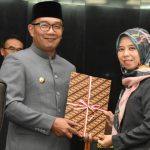 Gubernur Berikan RAPBD 2019 ke Dewan