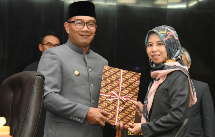 Gubernur Berikan RAPBD 2019 ke Dewan Gubernur Berikan RAPBD 2019 ke Dewan