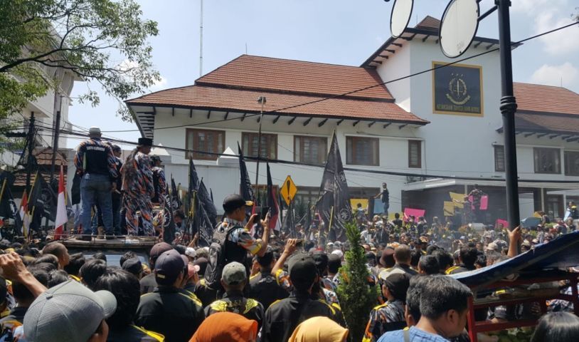 GMBI yang memadati ruas jalan REE. Martadinata sempat diwarnai kericuhan ketika pendemo melakukan bakar ban dan mencoba ma­suk ke kantor Kejati.