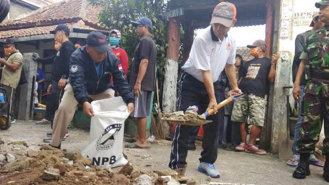 Ajay Minta Masyarakat tak Buang Sampah Disaluran Air