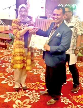 Ketua Aspikom Jabar Raih Best Paper Awarding aspikom jabar - paper awarding