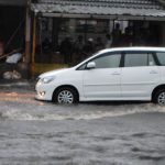 SELALU TERGENANG: Mobil milik warga nekat menerjang derasnya banjir Jalan Melong yang tergenang, beberapa waktu lalu. (ilustrasi)