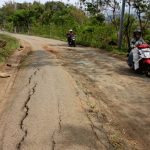 Jalan ke Kampung Bupati Masih Rusak