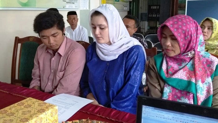 Diberi Alat Salat dan Buku Iqra Diberi Alat Salat dan Buku Iqra