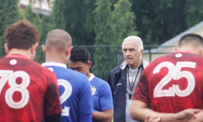 Gomez Siapkan Pengganti Bauman gomez-009d