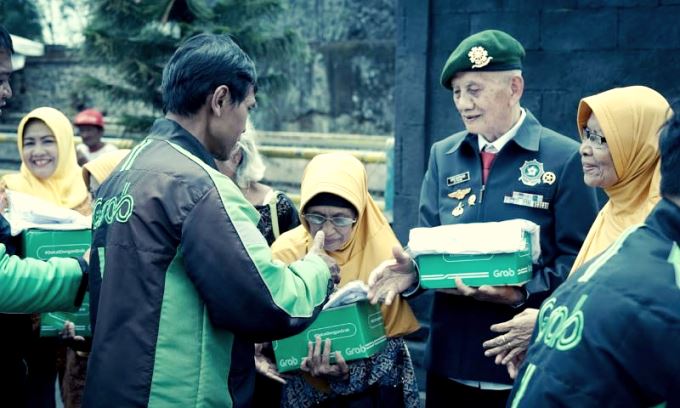 Peringati Hari Pahlawan, GrabExpress Bagikan Bingkisan untuk Veteran