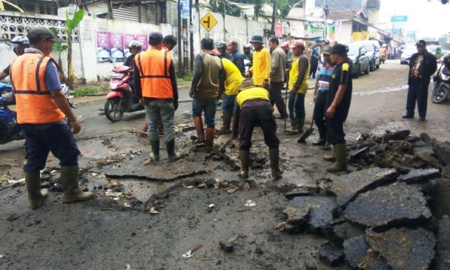 Perkerjaan Infrastruktur Jalan Asal-asalan jalan rusak cimahi