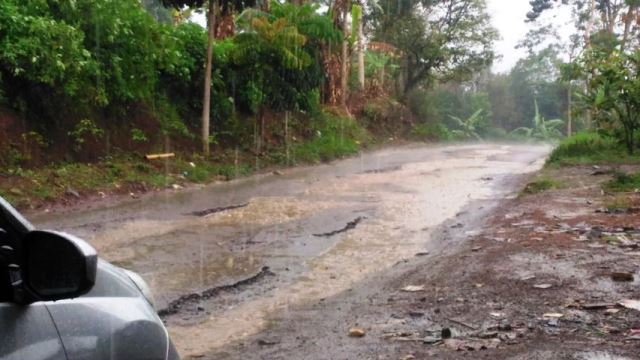 Warga Desa Mekarmanik Keluhkan Jalan Rusak