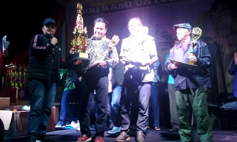RW 01 menjadi Juara 1 Lomba Kebersihan Tingkat Kelurahan RW 01 menjadi Juara 1 Lomba Kebersihan Tingkat Kelurahan