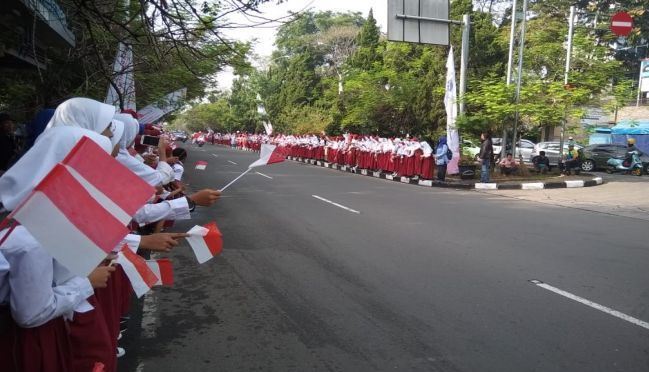 siswa SD sambut jokowi