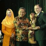 yana beri penghargaan