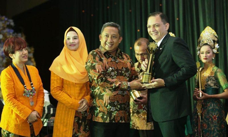 yana beri penghargaan