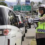 Petugas Polisi dari Polres Bogor sedang mengatur arus lalu lintas.
