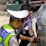 Petugas Kempesi 20 Ban Kendaraan di Jalan