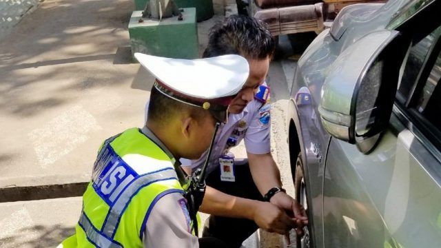 Petugas Kempesi 20 Ban Kendaraan di Jalan Petugas Kempesi 20 Ban Kendaraan di Jalan