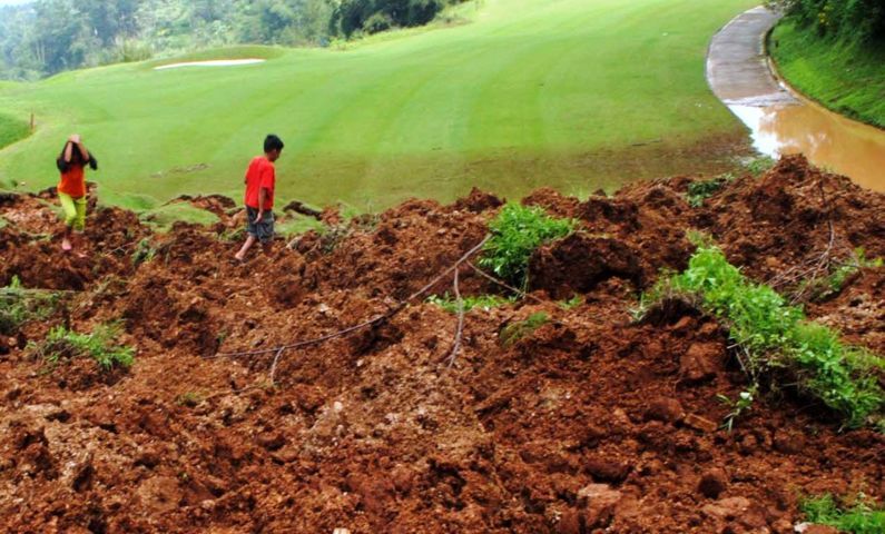 Warga Khawatir Tebing di Kebon Suuk Longsor