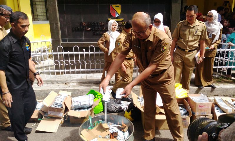 Disdukcasip Musnahkan Puluhan Ribu E-KTP