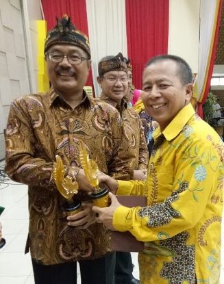 Berikan Apresiasi Guru dan Siswa Berprestasi Berikan Apresiasi Guru dan Siswa Berprestasi