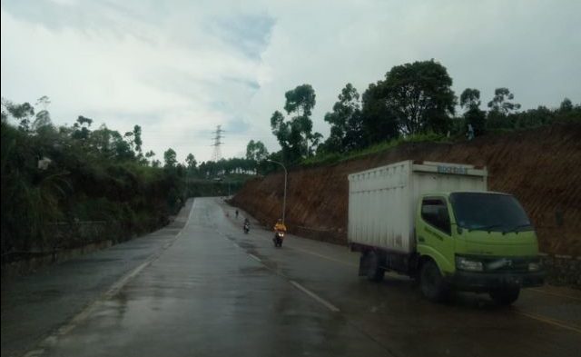 Jalan Monteng Butuh Tembok Penahan Tebing