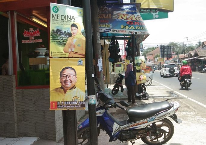 APK Nempel di Tiang Listrik Langgar Aturan