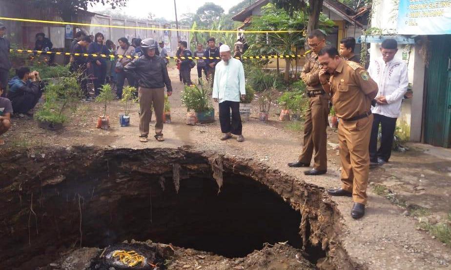Jalan Jelegong Kutawaringin Amblas